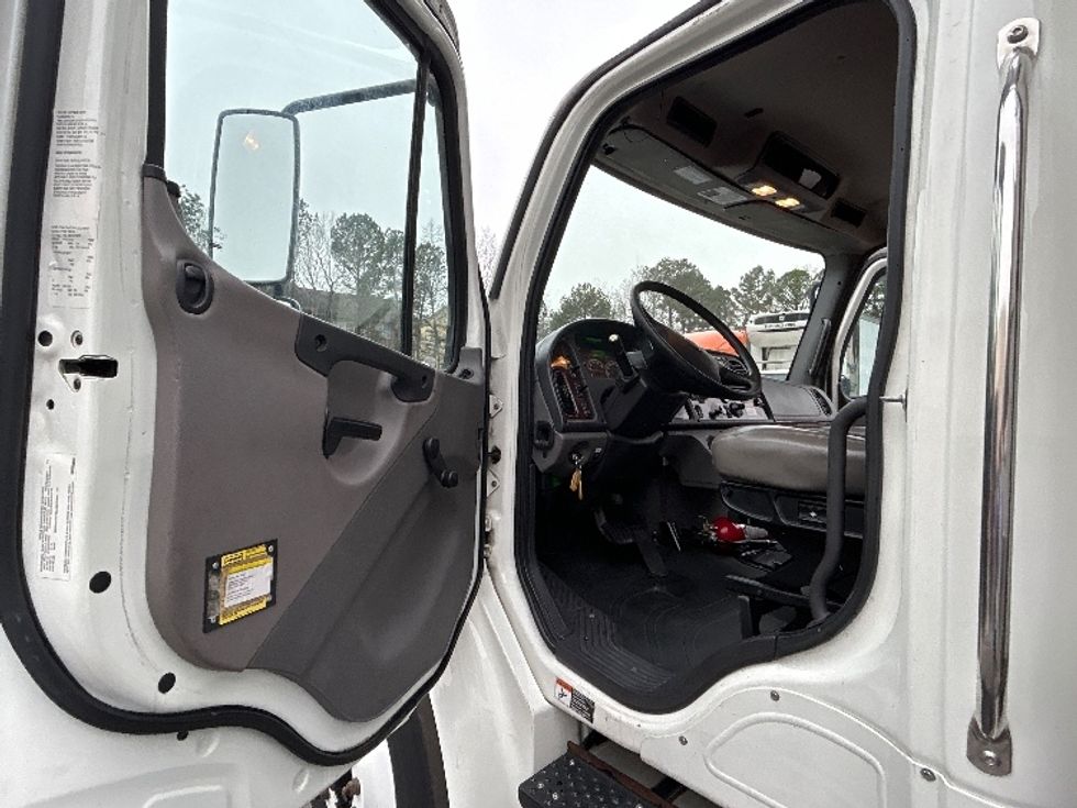 Refrigerated Truck-Light and Medium Duty Trucks-Freightliner-2020-M2-Norcross-GA-194,236\n\t\tmiles-$ 61,500 - Image 16