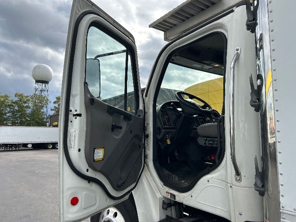 Refrigerated Truck-Light and Medium Duty Trucks-Freightliner-2020-M2-Norton-MA-159,859\n\t\tmiles-$ 68,500 - Image 16