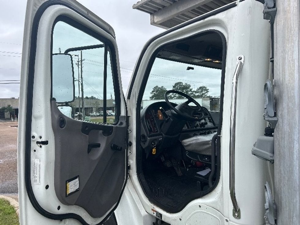Refrigerated Truck-Light and Medium Duty Trucks-Freightliner-2020-M2-Richland-MS-274,325\n\t\tmiles-$ 47,500 - Image 17