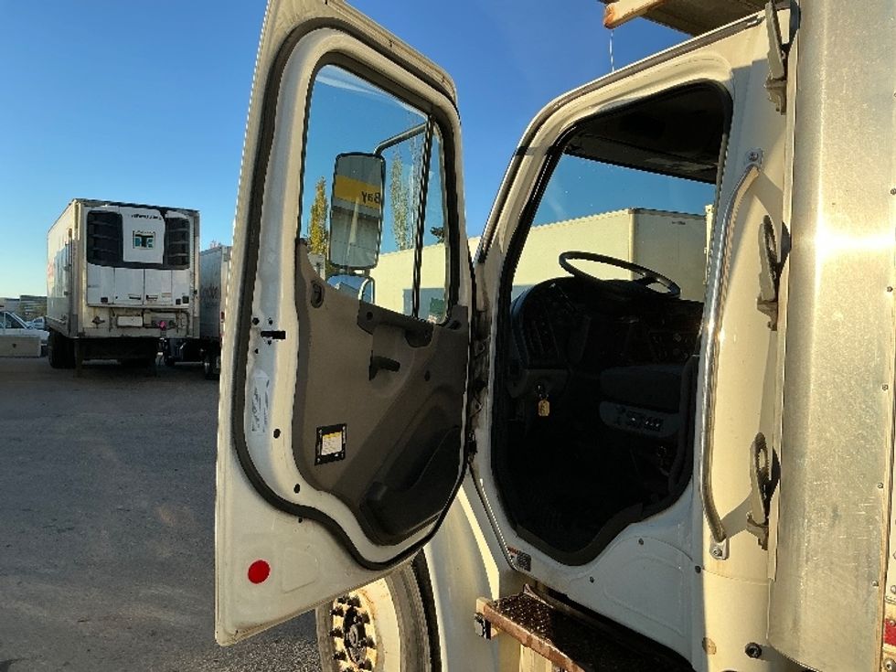 Refrigerated Truck-Light and Medium Duty Trucks-Freightliner-2020-M2-Rocky View County-AB-388,684\n\t\tkm-$ 59,750 - Image 15