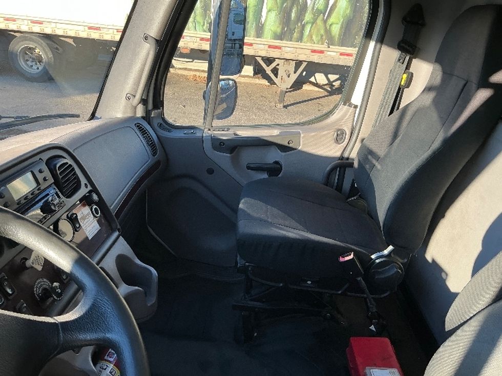 Refrigerated Truck-Light and Medium Duty Trucks-Freightliner-2020-M2-Rocky View County-AB-388,684\n\t\tkm-$ 59,750 - Image 18