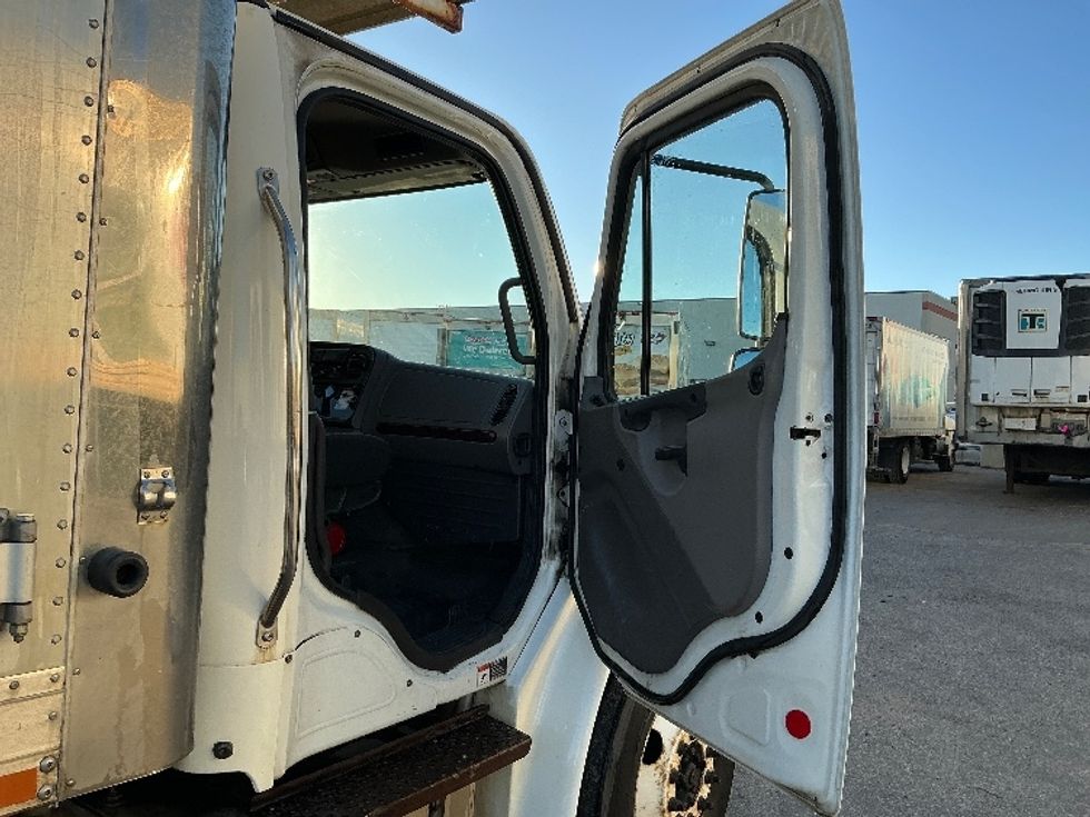 Refrigerated Truck-Light and Medium Duty Trucks-Freightliner-2020-M2-Rocky View County-AB-388,684\n\t\tkm-$ 59,750 - Image 19