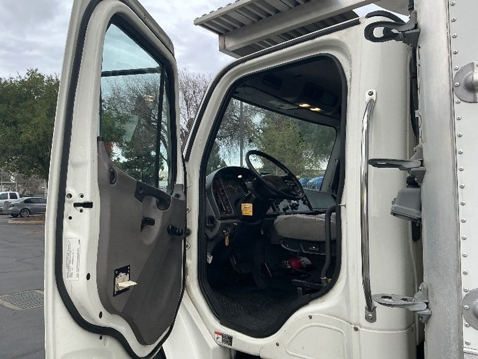 Refrigerated Truck-Light and Medium Duty Trucks-Freightliner-2020-M2-Sacramento-CA-189,836\n\t\tmiles-$ 57,250 - Image 16