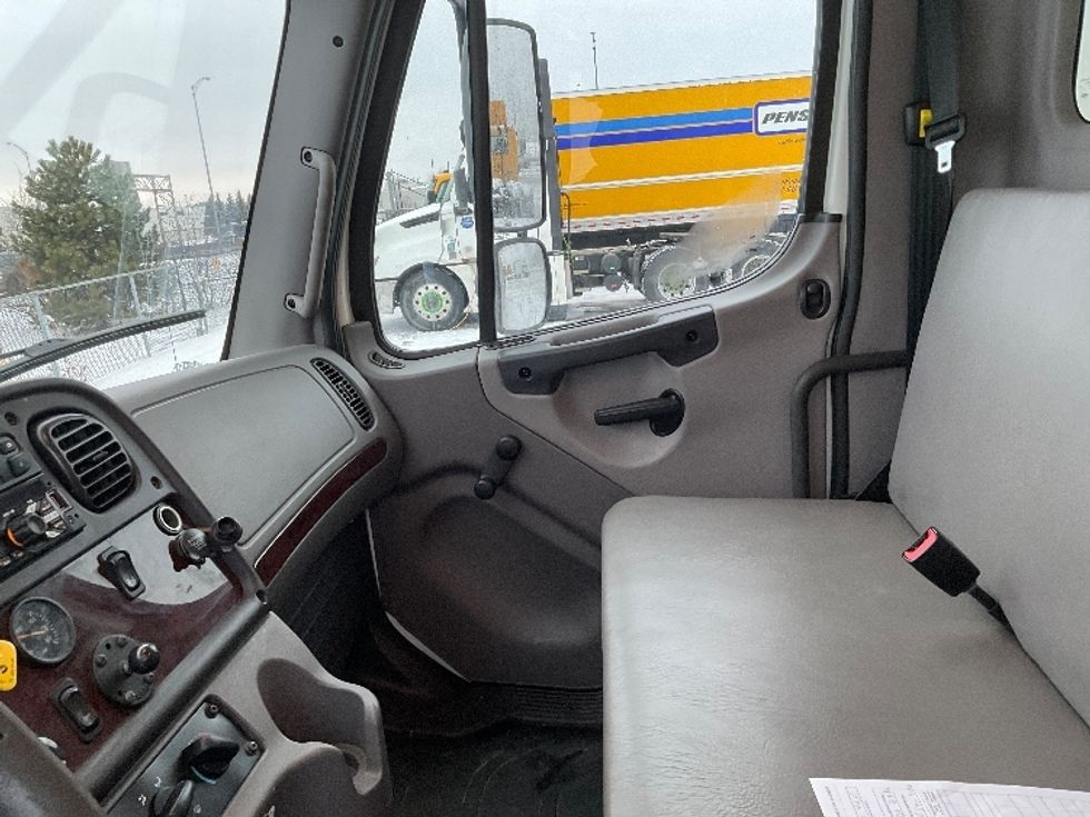 Refrigerated Truck-Light and Medium Duty Trucks-Freightliner-2020-M2-Saint Laurent-PQ-261,369\n\t\tkm-$ 72,250 - Image 19