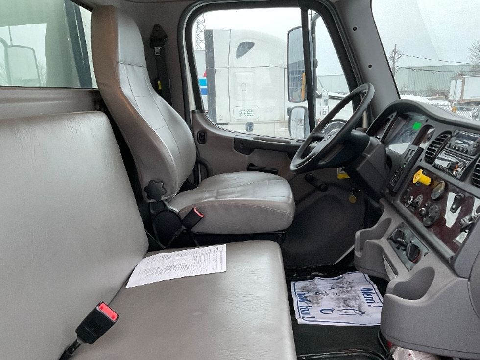 Refrigerated Truck-Light and Medium Duty Trucks-Freightliner-2020-M2-Saint Laurent-PQ-261,369\n\t\tkm-$ 72,250 - Image 22