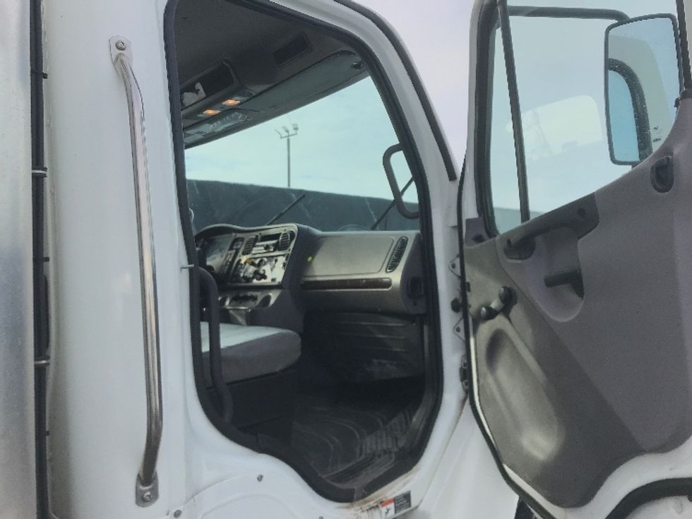 Refrigerated Truck-Light and Medium Duty Trucks-Freightliner-2020-M2-Saint Laurent-PQ-291,438\n\t\tkm-$ 66,500 - Image 20