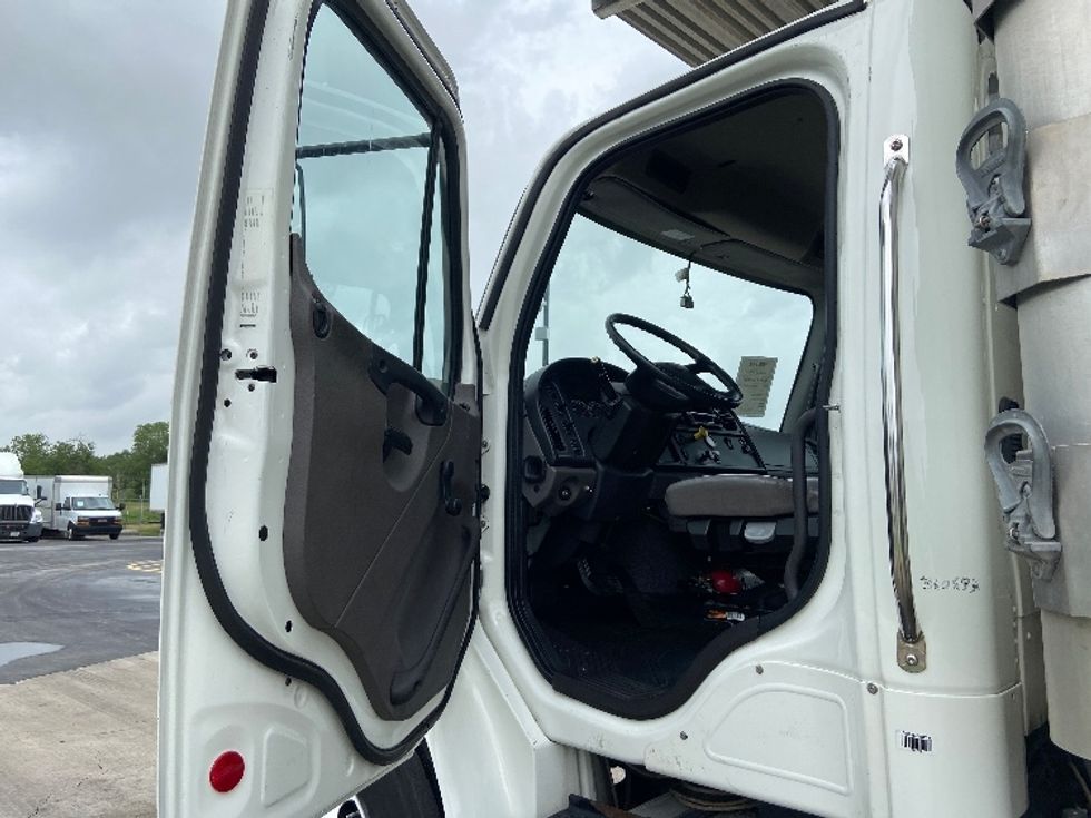 Refrigerated Truck-Light and Medium Duty Trucks-Freightliner-2020-M2-San Antonio-TX-180,802\n\t\tmiles-$ 55,250 - Image 16