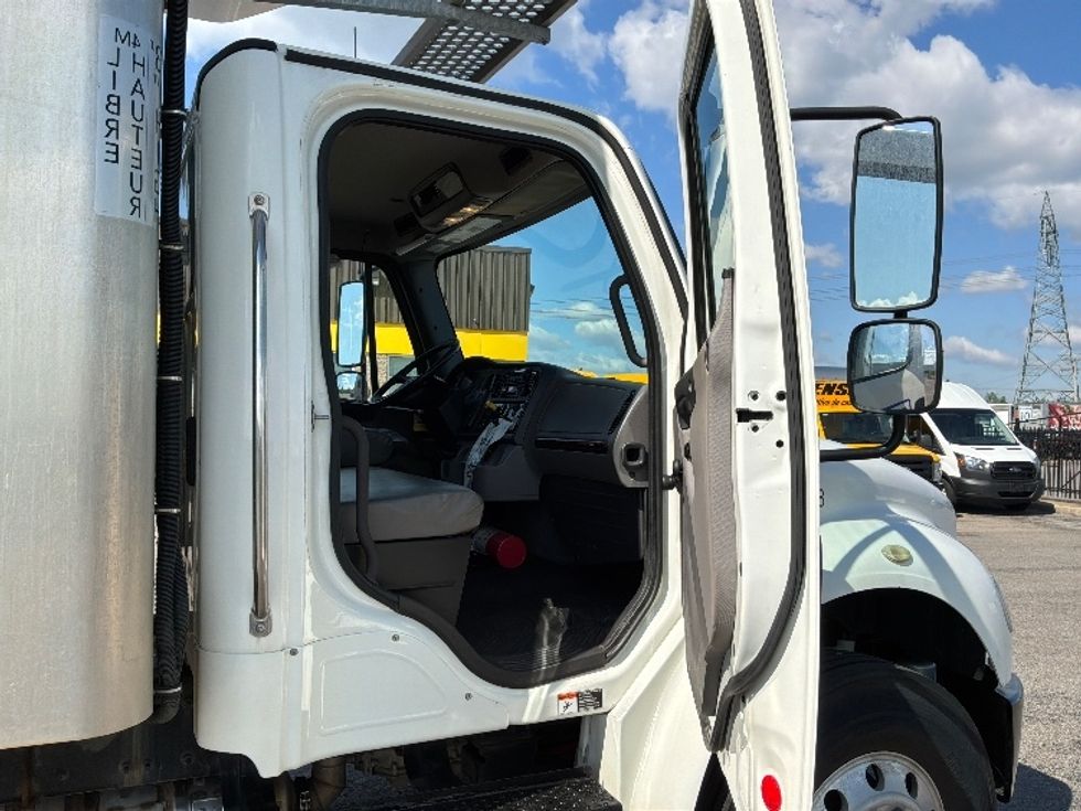 Refrigerated Truck-Light and Medium Duty Trucks-Freightliner-2020-M2-Ste-Foy-PQ-216,343\n\t\tkm-$ 72,000 - Image 20