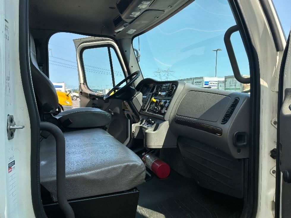 Refrigerated Truck-Light and Medium Duty Trucks-Freightliner-2020-M2-Ste-Foy-PQ-216,343\n\t\tkm-$ 72,000 - Image 22