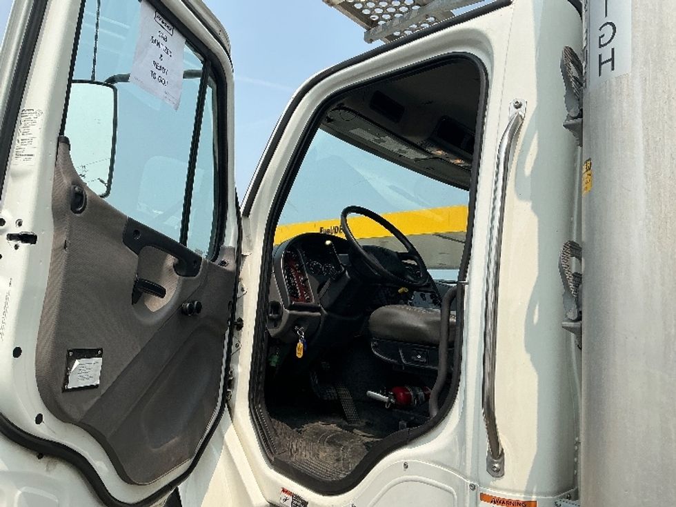 Refrigerated Truck-Light and Medium Duty Trucks-Freightliner-2020-M2-Stoney Creek-ON-237,705\n\t\tkm-$ 70,250 - Image 16