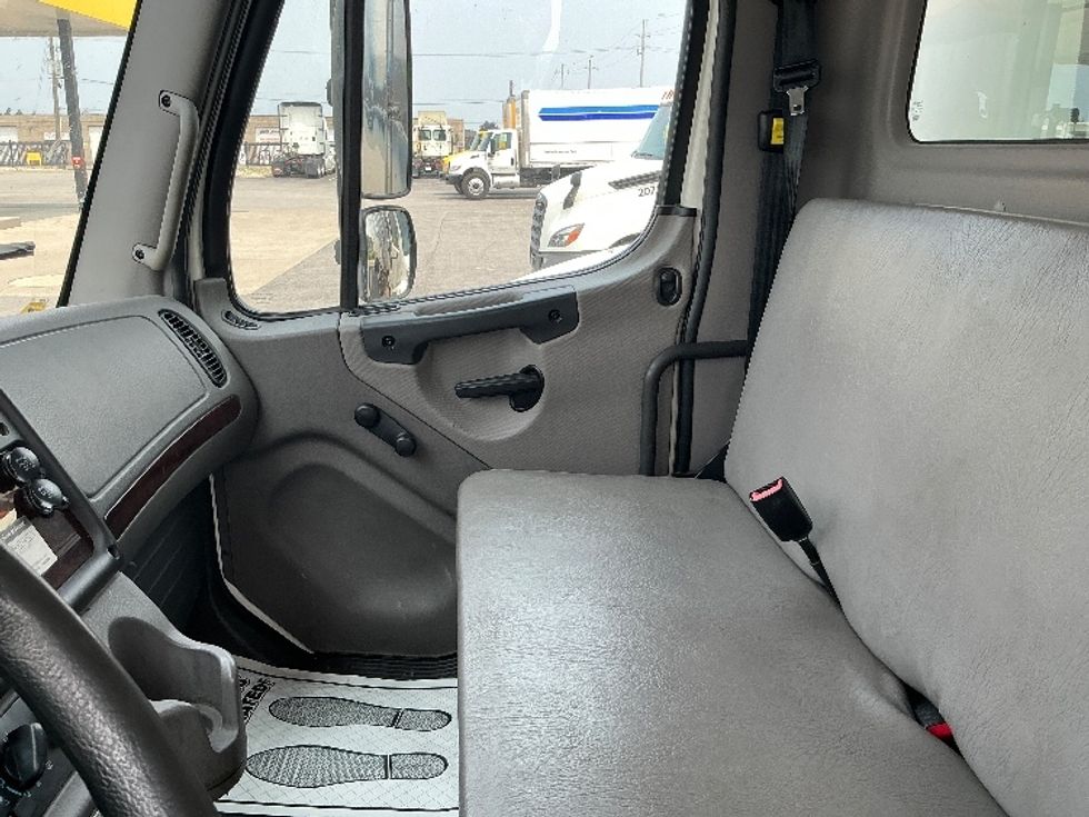 Refrigerated Truck-Light and Medium Duty Trucks-Freightliner-2020-M2-Stoney Creek-ON-237,705\n\t\tkm-$ 70,250 - Image 19
