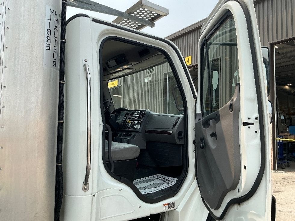 Refrigerated Truck-Light and Medium Duty Trucks-Freightliner-2020-M2-Stoney Creek-ON-237,705\n\t\tkm-$ 70,250 - Image 20