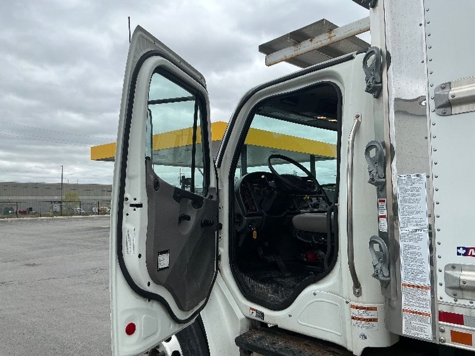 Refrigerated Truck-Light and Medium Duty Trucks-Freightliner-2020-M2-Stoney Creek-ON-256,391\n\t\tkm-$ 70,500 - Image 16