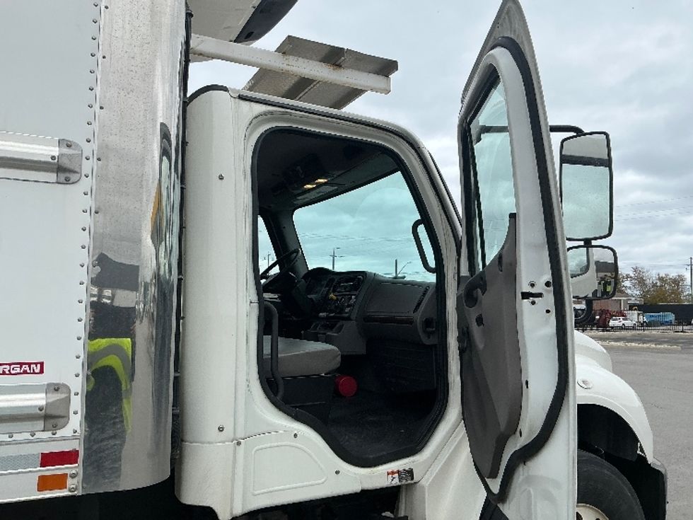 Refrigerated Truck-Light and Medium Duty Trucks-Freightliner-2020-M2-Stoney Creek-ON-256,391\n\t\tkm-$ 70,500 - Image 20