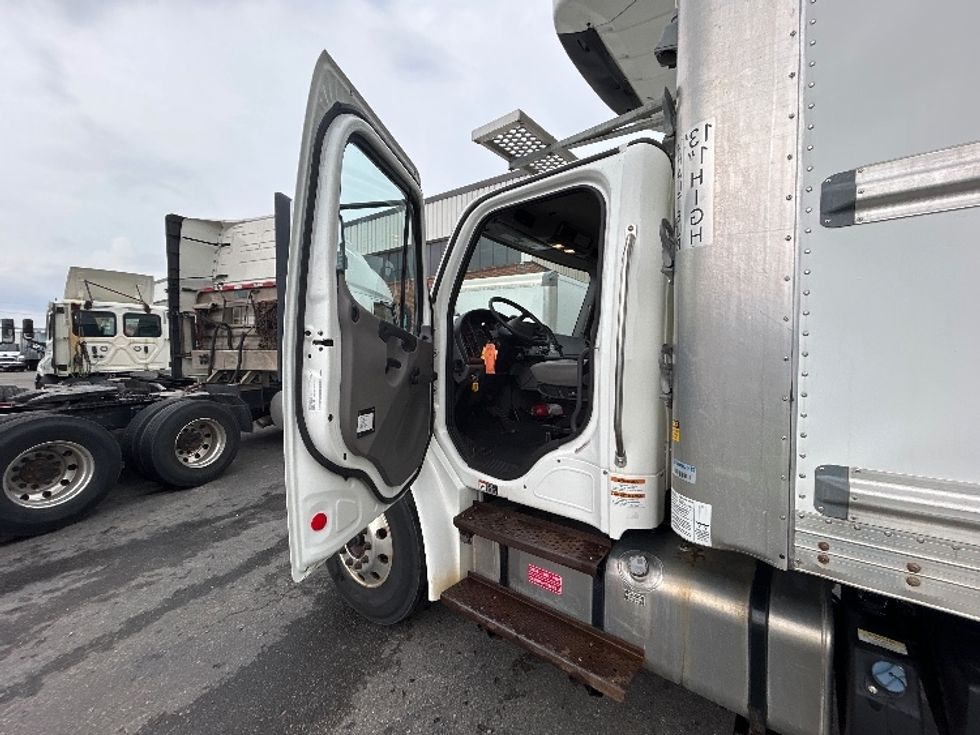 Refrigerated Truck-Light and Medium Duty Trucks-Freightliner-2020-M2-Stoney Creek-ON-257,790\n\t\tkm-$ 60,750 - Image 16