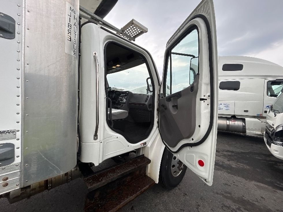 Refrigerated Truck-Light and Medium Duty Trucks-Freightliner-2020-M2-Stoney Creek-ON-257,790\n\t\tkm-$ 60,750 - Image 20