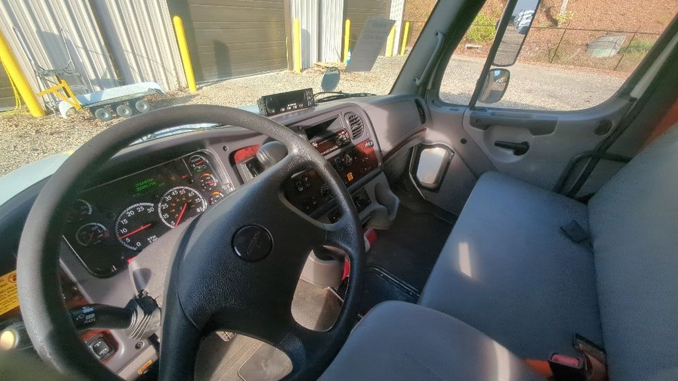 Refrigerated Truck-Light and Medium Duty Trucks-Freightliner-2020-M2-Suwanee-GA-250,650\n\t\tmiles-$ 41,750 - Image 17