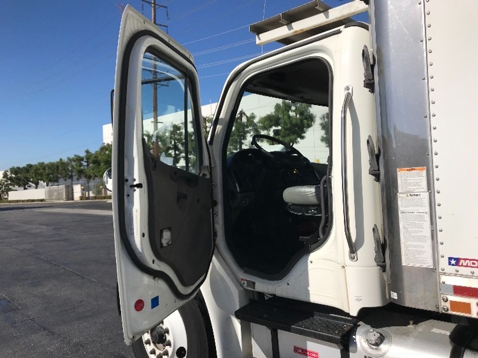 Refrigerated Truck-Light and Medium Duty Trucks-Freightliner-2020-M2-Torrance-CA-282,729\n\t\tmiles-$ 36,000 - Image 12