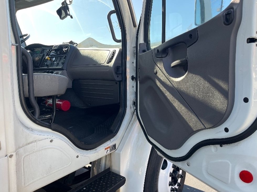 Refrigerated Truck-Light and Medium Duty Trucks-Freightliner-2020-M2-Torrance-CA-68,279\n\t\tmiles-$ 61,500 - Image 19
