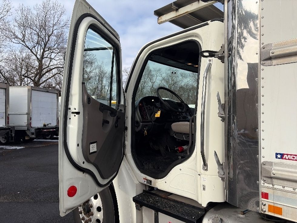 Refrigerated Truck-Light and Medium Duty Trucks-Freightliner-2020-M2-West Babylon-NY-197,419\n\t\tmiles-$ 51,750 - Image 16