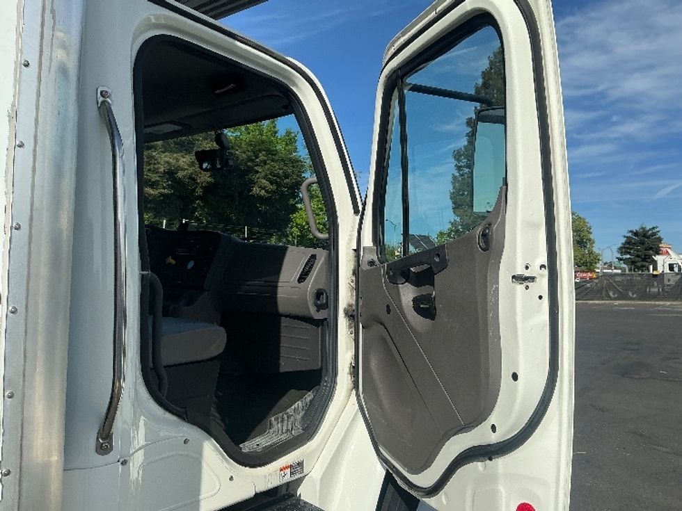 Refrigerated Truck-Light and Medium Duty Trucks-Freightliner-2020-M2-West Sacramento-CA-123,722\n\t\tmiles-$ 55,000 - Image 19