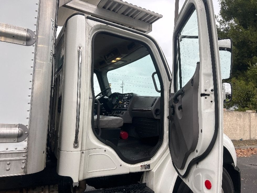Refrigerated Truck-Light and Medium Duty Trucks-Freightliner-2020-M2-West Sacramento-CA-150,902\n\t\tmiles-$ 62,750 - Image 15