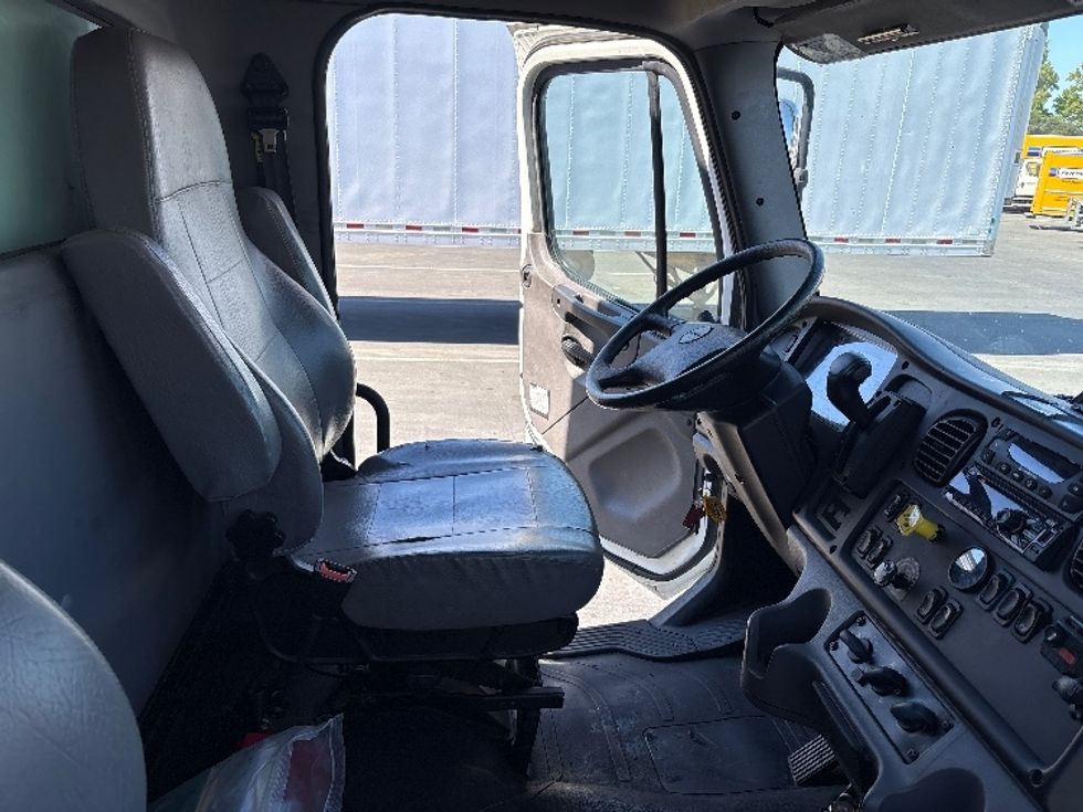 Refrigerated Truck-Light and Medium Duty Trucks-Freightliner-2020-M2-West Sacramento-CA-173,236\n\t\tmiles-$ 55,500 - Image 21