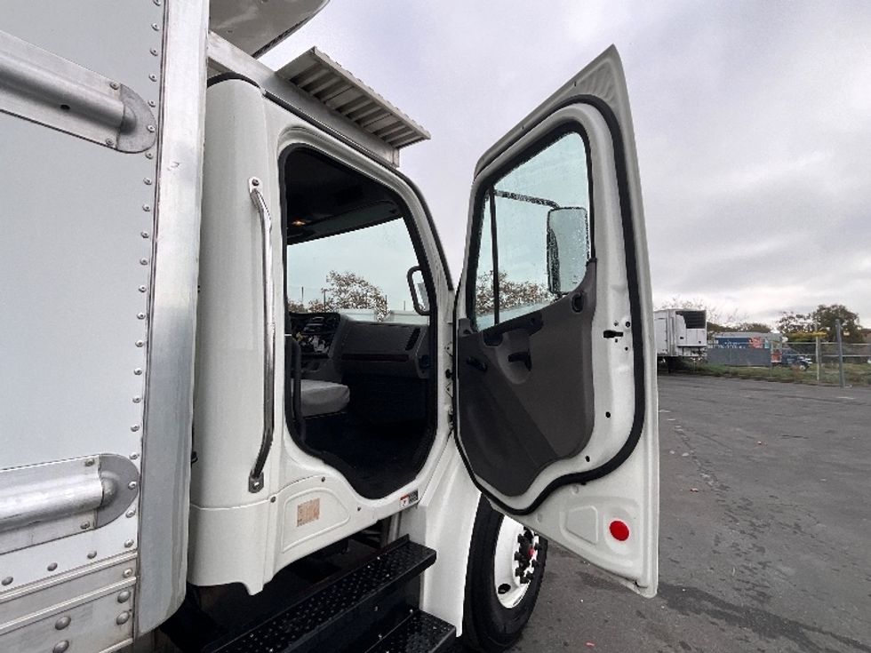 Refrigerated Truck-Light and Medium Duty Trucks-Freightliner-2020-M2-West Sacramento-CA-202,507\n\t\tmiles-$ 55,250 - Image 20