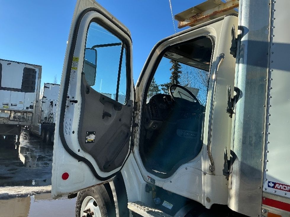 Refrigerated Truck-Light and Medium Duty Trucks-Freightliner-2020-M211264S-Edmonton-AB-656,262\n\t\tkm-$ 121,500 - Image 16