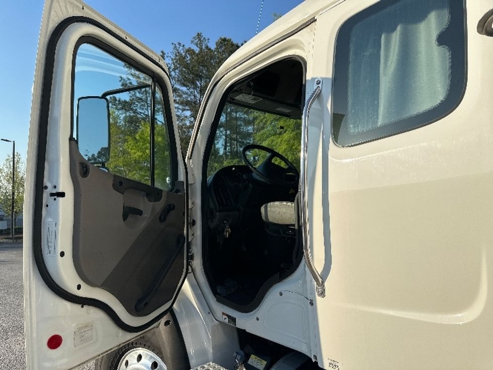 Refrigerated Truck-Light and Medium Duty Trucks-Freightliner-2020-M211264S-Forest Park-GA-494,395\n\t\tmiles-$ 92,500 - Image 16