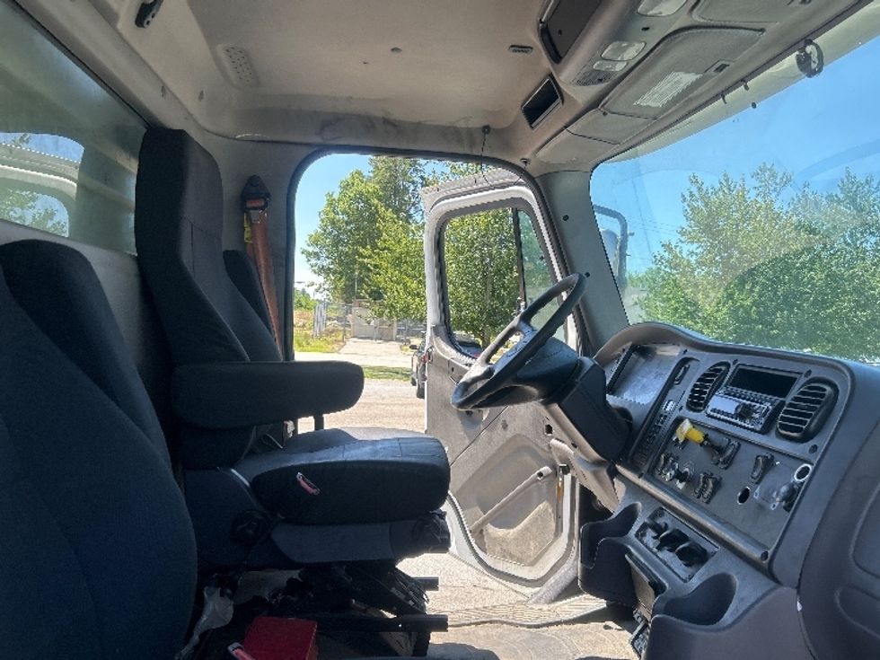 Refrigerated Truck-Light and Medium Duty Trucks-Freightliner-2020-M211264S-Londonderry-NH-455,811\n\t\tmiles-$ 83,500 - Image 22