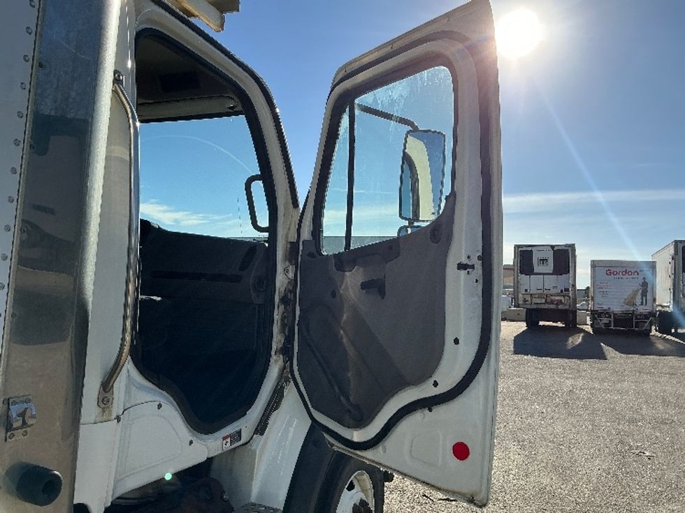 Refrigerated Truck-Light and Medium Duty Trucks-Freightliner-2020-M211264S-Rocky View County-AB-608,999\n\t\tkm-$ 123,250 - Image 11