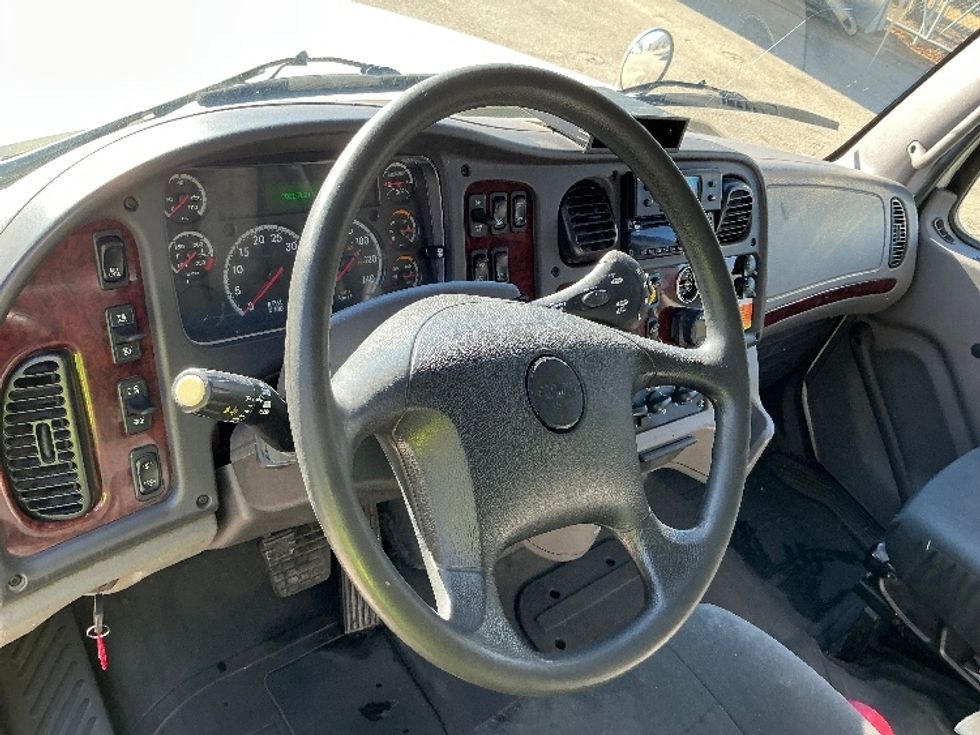 Refrigerated Truck-Light and Medium Duty Trucks-Freightliner-2020-M211264S-Rocky View County-AB-608,999\n\t\tkm-$ 123,250 - Image 18