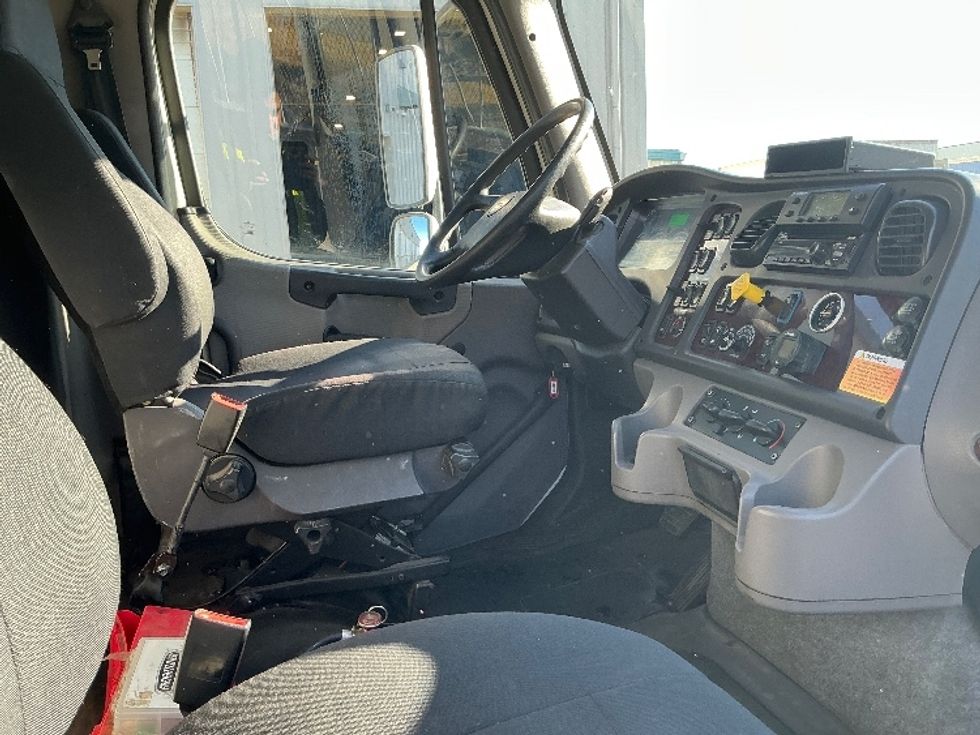 Refrigerated Truck-Light and Medium Duty Trucks-Freightliner-2020-M211264S-Rocky View County-AB-608,999\n\t\tkm-$ 123,250 - Image 22