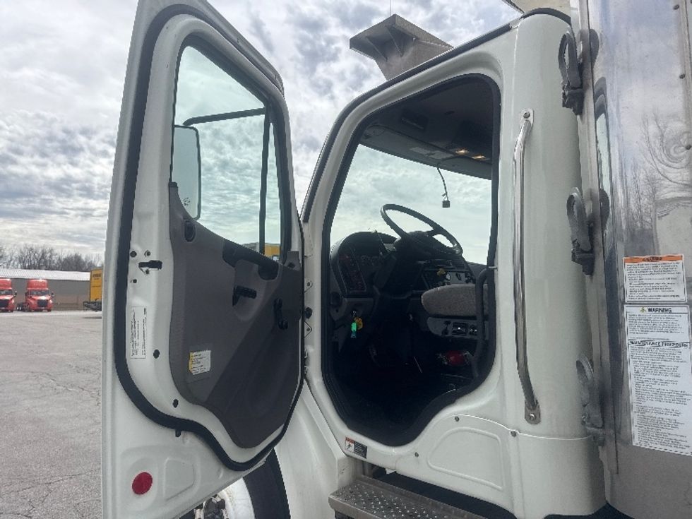 Refrigerated Truck-Light and Medium Duty Trucks-Freightliner-2021-M2-Gahanna-OH-311,191\n\t\tmiles-$ 34,000 - Image 14