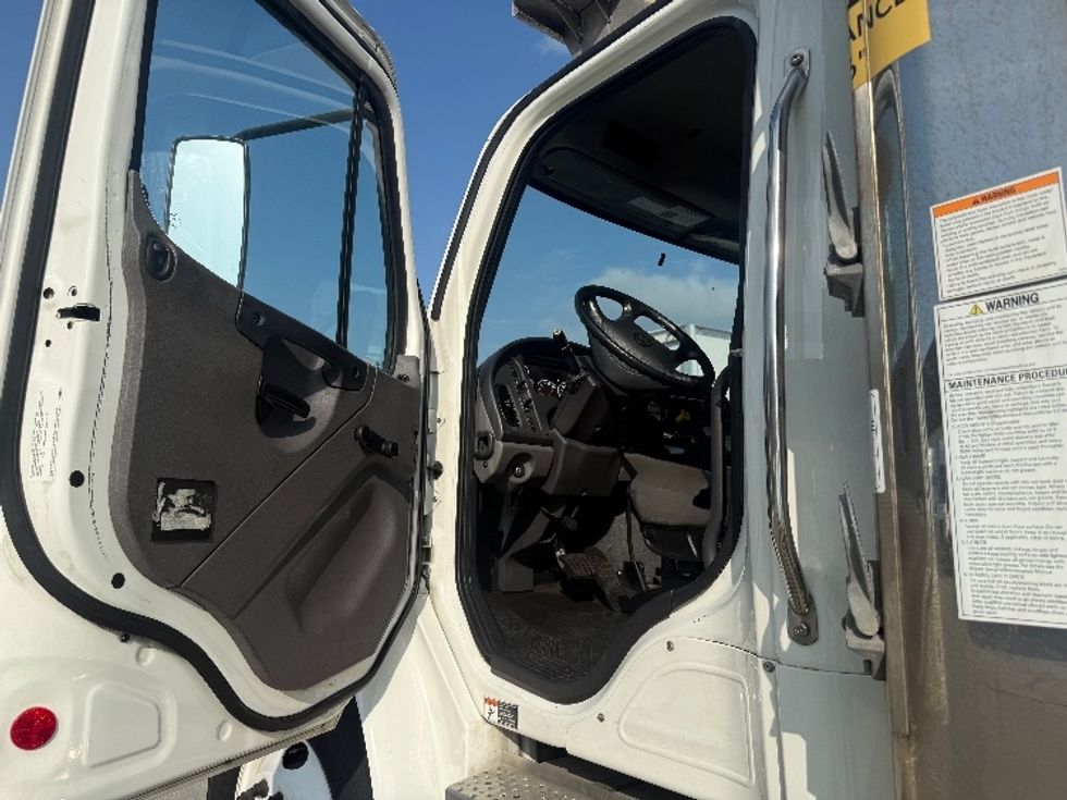 Refrigerated Truck-Light and Medium Duty Trucks-Freightliner-2021-M2-Hammond-LA-254,364\n\t\tmiles-$ 52,000 - Image 16