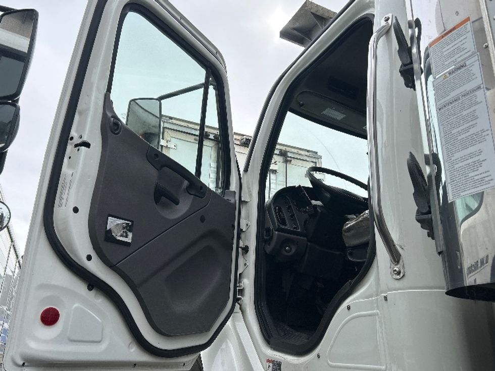 Refrigerated Truck-Light and Medium Duty Trucks-Freightliner-2021-M2-Jessup-PA-289,043\n\t\tmiles-$ 36,250 - Image 15