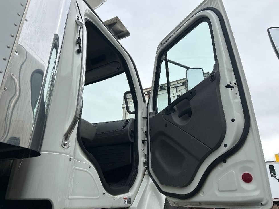 Refrigerated Truck-Light and Medium Duty Trucks-Freightliner-2021-M2-Jessup-PA-289,043\n\t\tmiles-$ 36,250 - Image 19