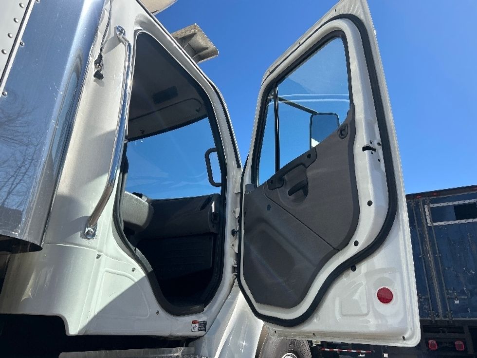 Refrigerated Truck-Light and Medium Duty Trucks-Freightliner-2021-M2-Jessup-PA-291,141\n\t\tmiles-$ 36,500 - Image 19