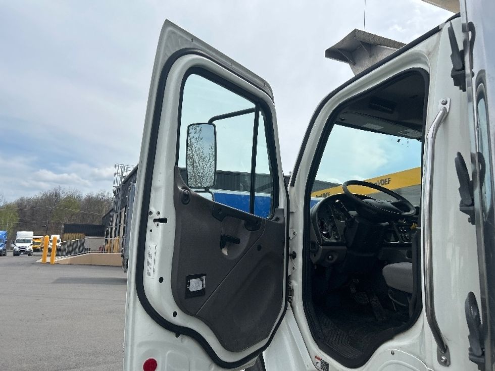 Refrigerated Truck-Light and Medium Duty Trucks-Freightliner-2021-M2-Jessup-PA-357,572\n\t\tmiles-$ 24,000 - Image 15
