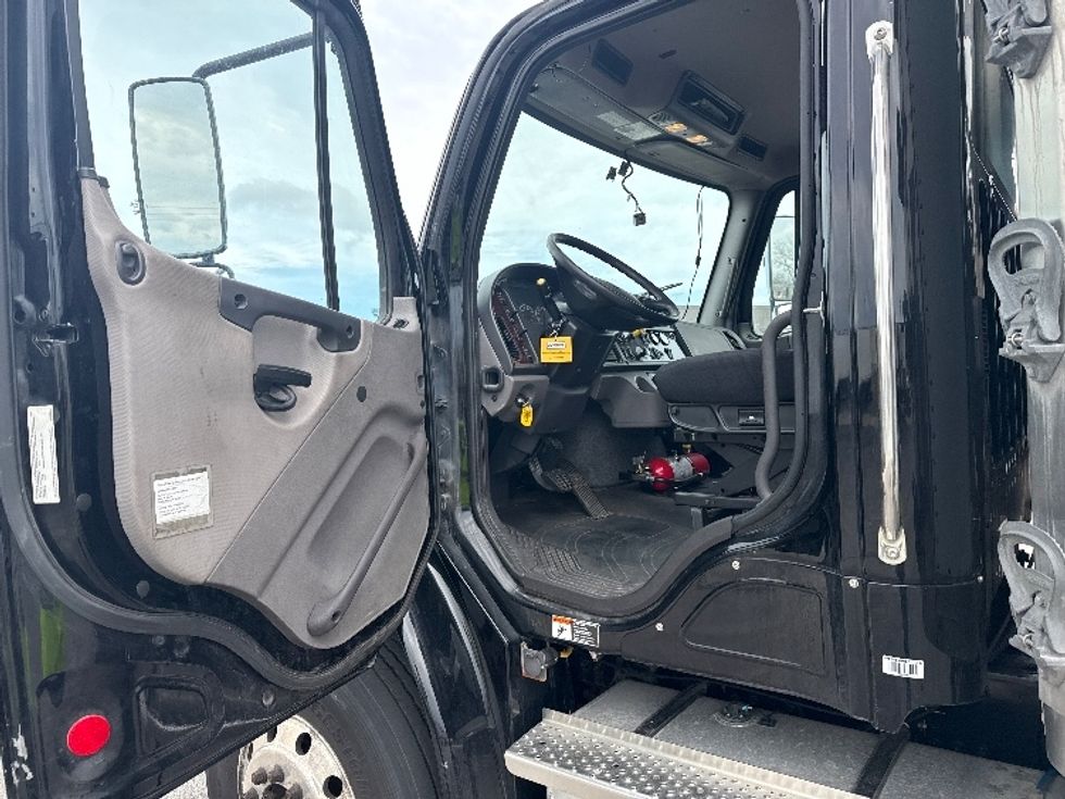 Refrigerated Truck-Light and Medium Duty Trucks-Freightliner-2021-M2-La Porte-IN-122,561\n\t\tmiles-$ 82,250 - Image 16