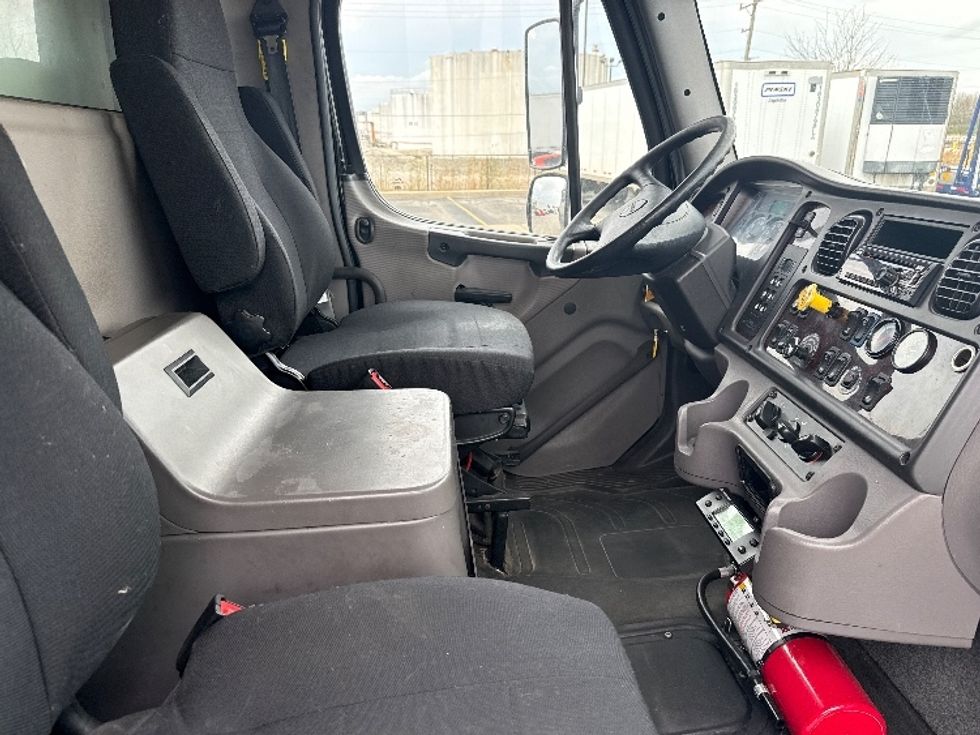 Refrigerated Truck-Light and Medium Duty Trucks-Freightliner-2021-M2-La Porte-IN-122,561\n\t\tmiles-$ 82,250 - Image 22