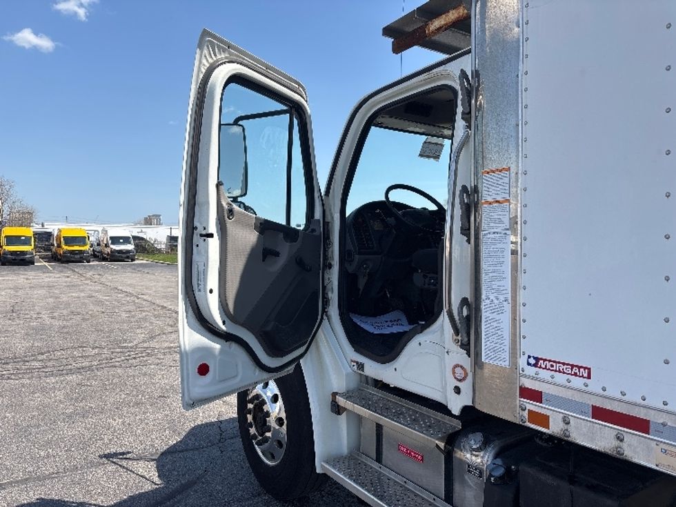Refrigerated Truck-Light and Medium Duty Trucks-Freightliner-2021-M2-Mississauga-ON-168,688\n\t\tkm-$ 87,500 - Image 16