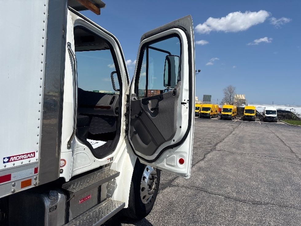 Refrigerated Truck-Light and Medium Duty Trucks-Freightliner-2021-M2-Mississauga-ON-168,688\n\t\tkm-$ 87,500 - Image 20
