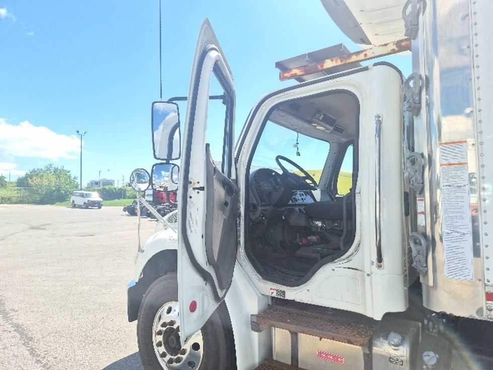 Refrigerated Truck-Light and Medium Duty Trucks-Freightliner-2021-M2-Mississauga-ON-418,625\n\t\tkm-$ 61,000 - Image 15