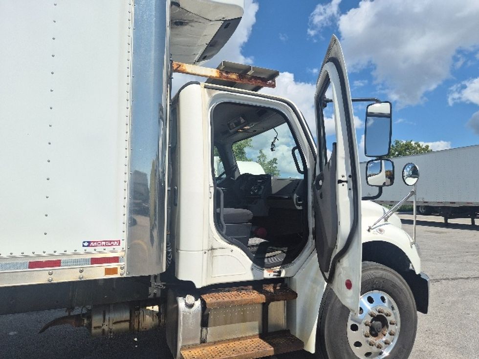 Refrigerated Truck-Light and Medium Duty Trucks-Freightliner-2021-M2-Mississauga-ON-418,625\n\t\tkm-$ 61,000 - Image 19