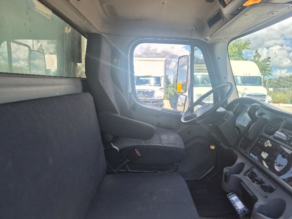 Refrigerated Truck-Light and Medium Duty Trucks-Freightliner-2021-M2-Mississauga-ON-418,625\n\t\tkm-$ 61,000 - Image 21
