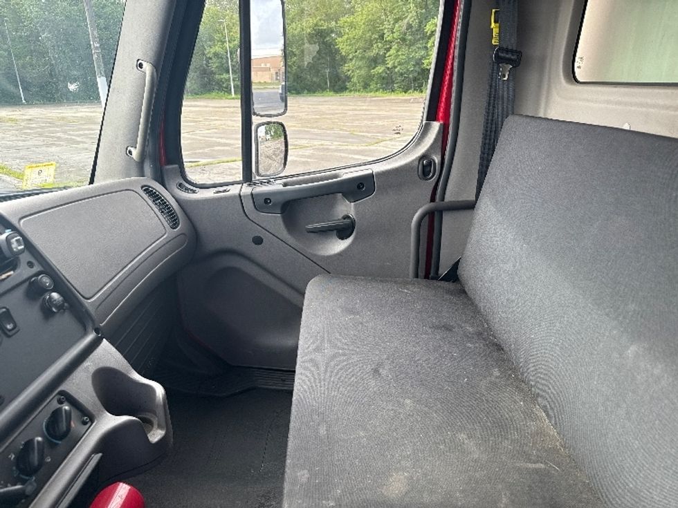 Refrigerated Truck-Light and Medium Duty Trucks-Freightliner-2021-M2-New Bedford-MA-254,603\n\t\tmiles-$ 52,250 - Image 19
