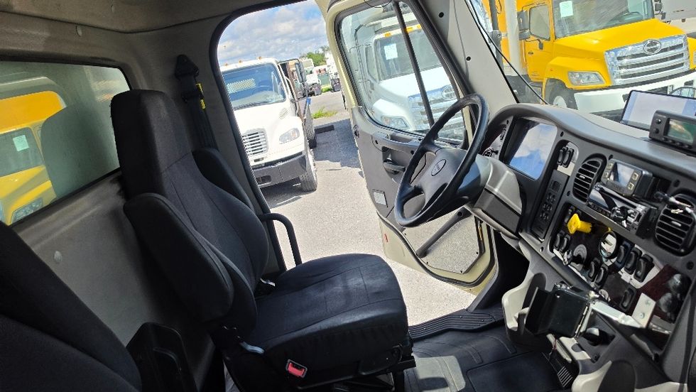 Refrigerated Truck-Light and Medium Duty Trucks-Freightliner-2021-M2-Ocala-FL-314,025\n\t\tmiles-$ 25,750 - Image 21