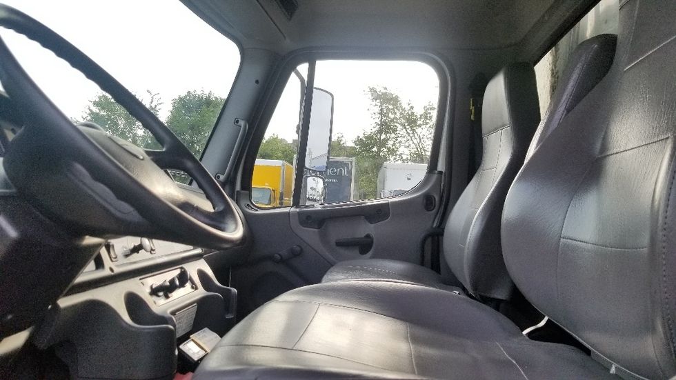 Refrigerated Truck-Light and Medium Duty Trucks-Freightliner-2021-M2-Scarborough-ON-210,677\n\t\tkm-$ 94,250 - Image 19